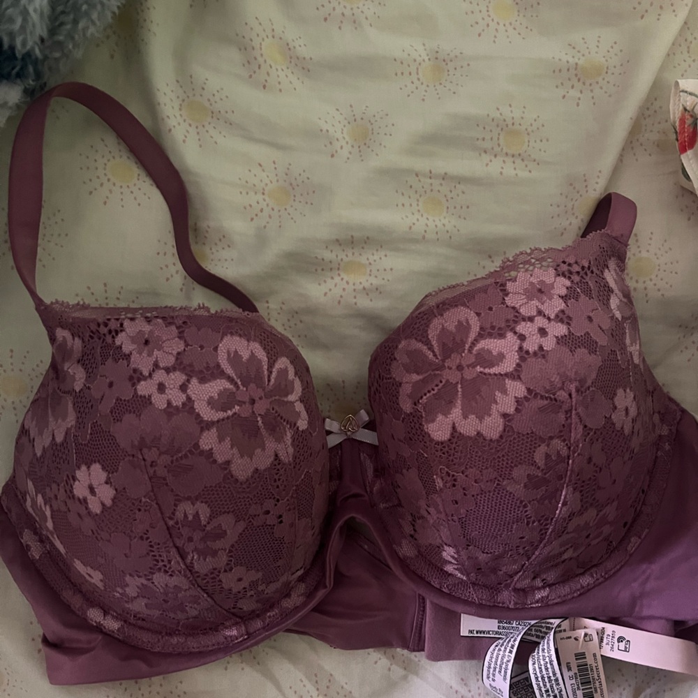 2 Victoria secret bras